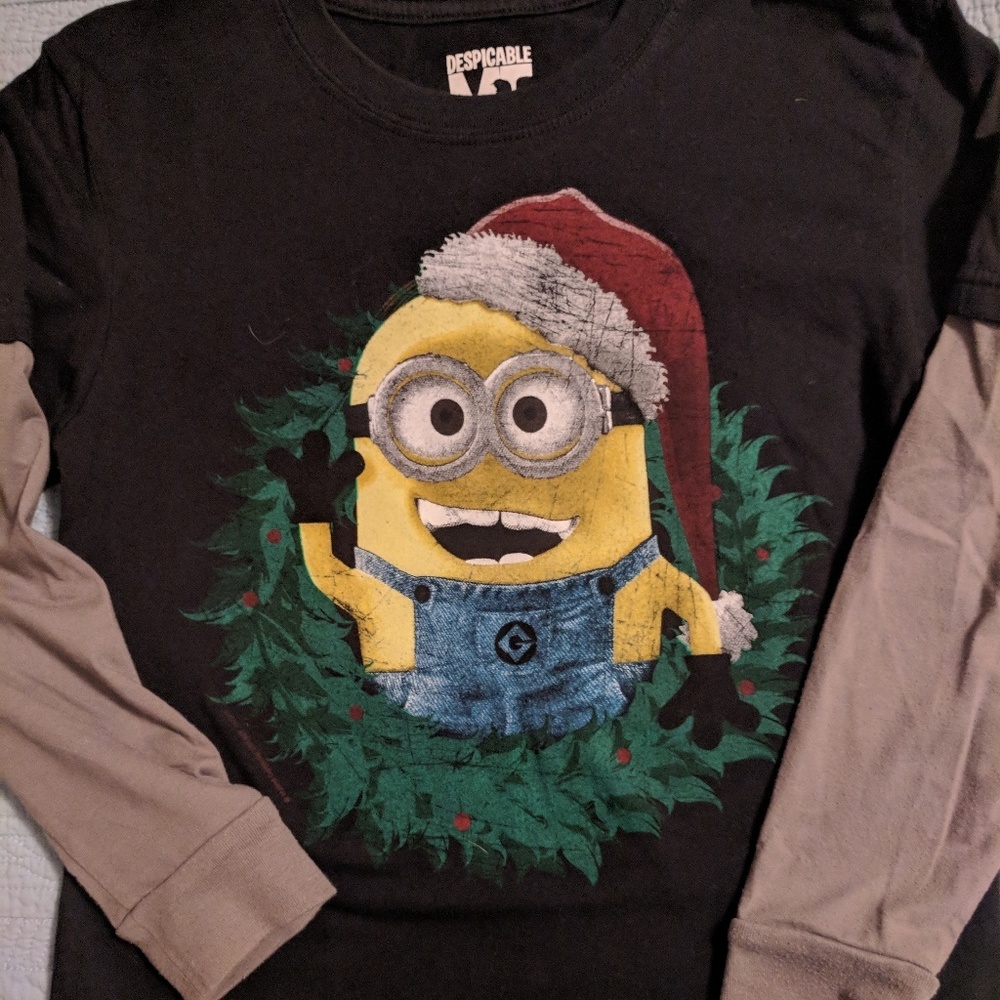 Long sleeved tee shirt with Christmas minion